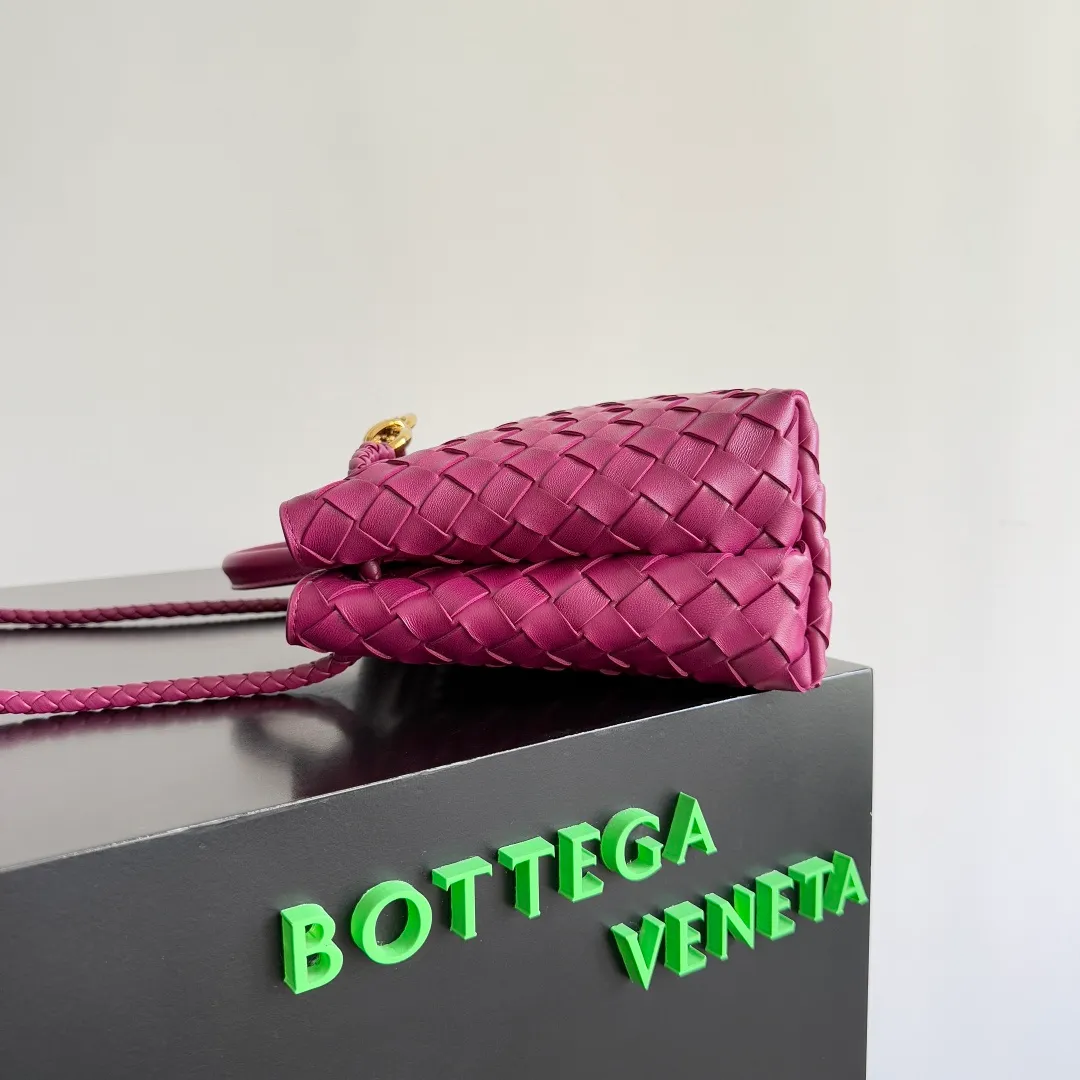 The 2023 new Andiamo batch of 1860 BV has been shipped‼ ️Really popular🔥The new Andiamo woven handbag launched by Bottega Veneta this season is really popular all over the world! ! Celebrities at home and abroad have worn it, and Oscar-winning actress Michelle Yeoh has taken it out on the street. Song Jia, Trai Yara, Yu Feihong, Sanji Ayaka, Rosie Hunting-Whiteley, Yoshioka Riho, etc. have all picked up this bag. It is classic and versatile, showing off its temperament, and the bag capacity is also large, which is very convenient for daily commuting! ! A variety of carrying methods, the shoulder straps can be adjusted by yourself, the original lambskin feels soft and delicate, and the unisex style breaks gender boundaries and brings a more practical and longer-lasting use experience. Andiamo, which has both elegant and casual styles, perfectly interprets the true appearance of "fashionable old money style". Style number: 743568 Size: 25*22*10.5cm